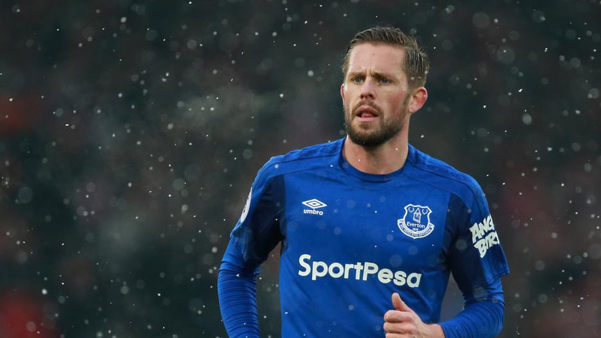 _现场直击：激烈对决中瞬间点燃全场气氛_，激烈的对弈